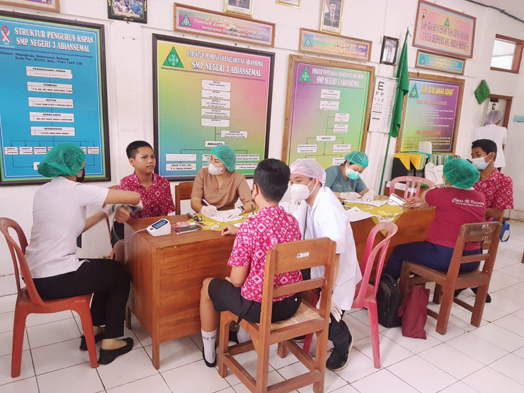 Skrining Gangguan Indera dan Fungsional dan FR PTM bagi Murid kelas 8 dan Guru SMP 3 Abiansemal